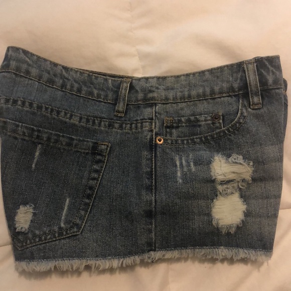 New Forever 21 distressed denim shorts w/ fray hem - Picture 3 of 4